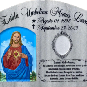 Epitafio en mármol nacional grabado con imagen tallada.