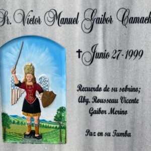 Epitafio en mármol nacional grabado con imagen tallada.