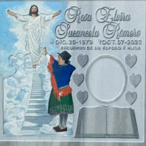 Epitafio en mármol nacional grabado con imagen tallada.