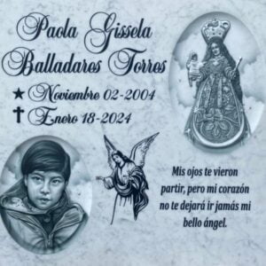 Epitafio en mármol italiano grabado con imagen tallada.