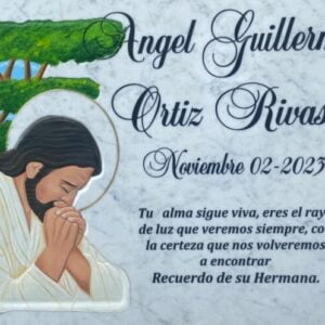 Epitafio en mármol italiano grabado con imagen tallada.