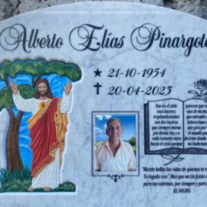 Epitafio en mármol italiano grabado con imagen tallada.