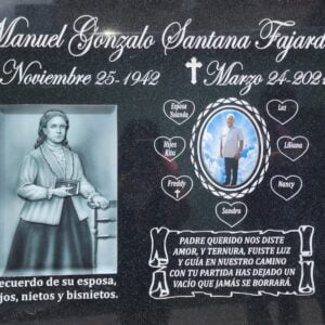 Epitafio en granito grabado con imagen tallada.