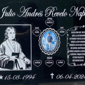 Epitafio en granito grabado.