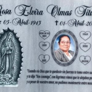 Epitafio en mármol nacional grabado con imagen tallada.