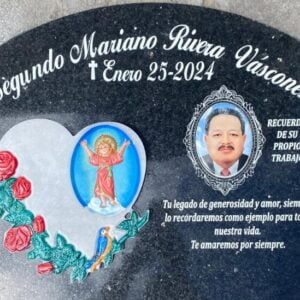 Epitafio en granito grabado con imagen tallada.