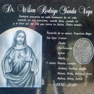 Epitafio en granito grabado con imagen tallada.