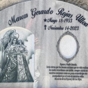 Epitafio en mármol nacional grabado con imagen tallada.