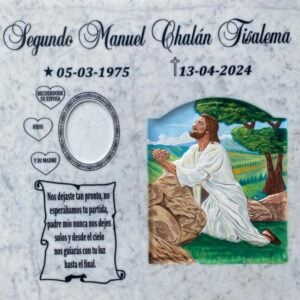 Epitafio en mármol italiano grabado con imagen tallada.