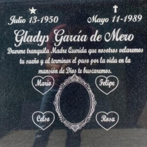 Epitafio en granito grabado.