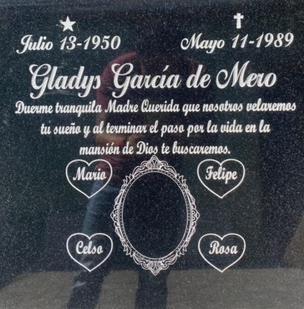 Epitafio en granito grabado.