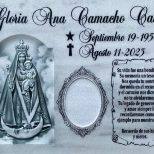 Epitafio en mármol nacional grabado con imagen tallada.