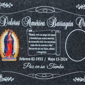 Epitafio en granito grabado con imagen tallada.