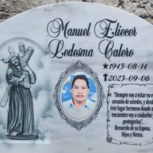 Epitafio en mármol nacional grabado con imagen tallada.