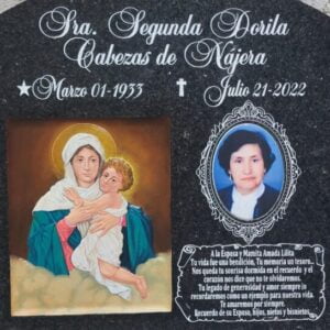 Epitafio en granito grabado con imagen tallada.