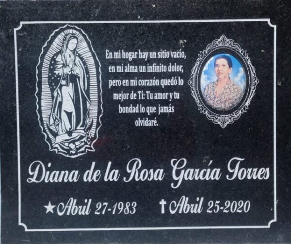 Epitafio en granito grabado.