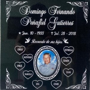 Epitafio en granito grabado.