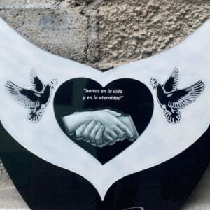 Epitafio en granito grabado con imagen tallada.