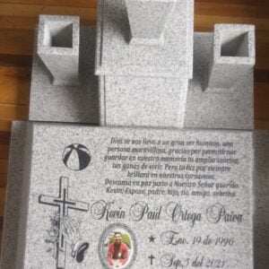 Epitafio en granito con foto de porcelana.