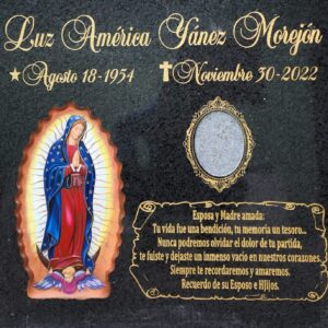 Epitafio en granito grabado con imagen tallada.