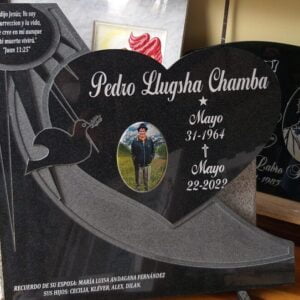 Epitafio en granito grabado con diseño tallado.