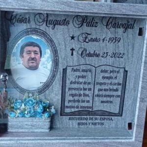 Epitafio en mármol nacional grabado con cajón.