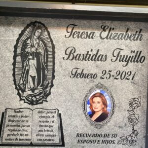 Epitafio en mármol nacional grabado.