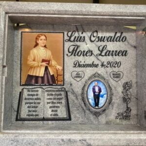 Epitafio en mármol nacional grabado con cajón.