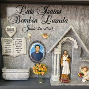 Epitafio en mármol nacional grabado con apliques.