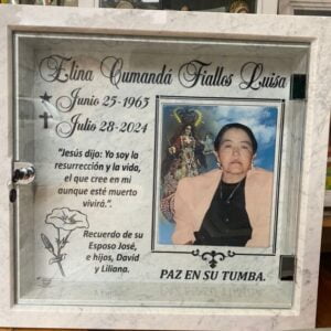 Epitafio en mármol italiano grabado con cajón.