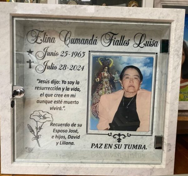 Epitafio en mármol italiano grabado con cajón.