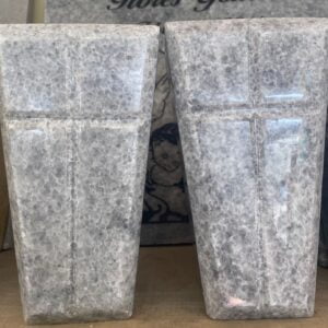 Floreros de mármol nacional.