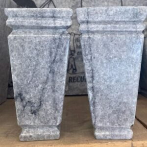 Floreros pequeños de mármol nacional.