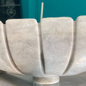 Jardinera tipo concha de mármol nacional.