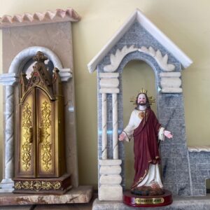 Estructura de mármol con representación de un santo.