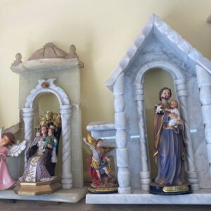 Estructura de mármol con representaciones de santos.