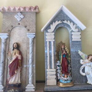 Estructura de mármol con representación de un santo.