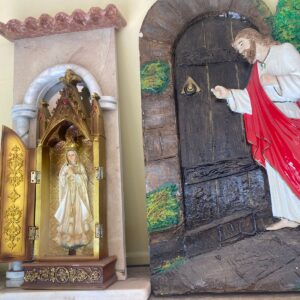 Estructura de mármol con representación de un santo.