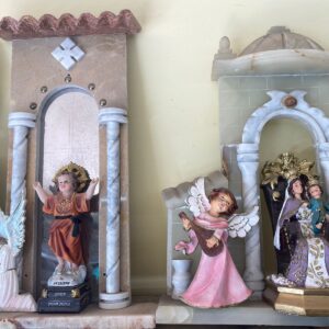 Estructura de mármol con representaciones de santos.